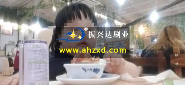 3岁女童被爸妈喂到70斤吃播赚钱